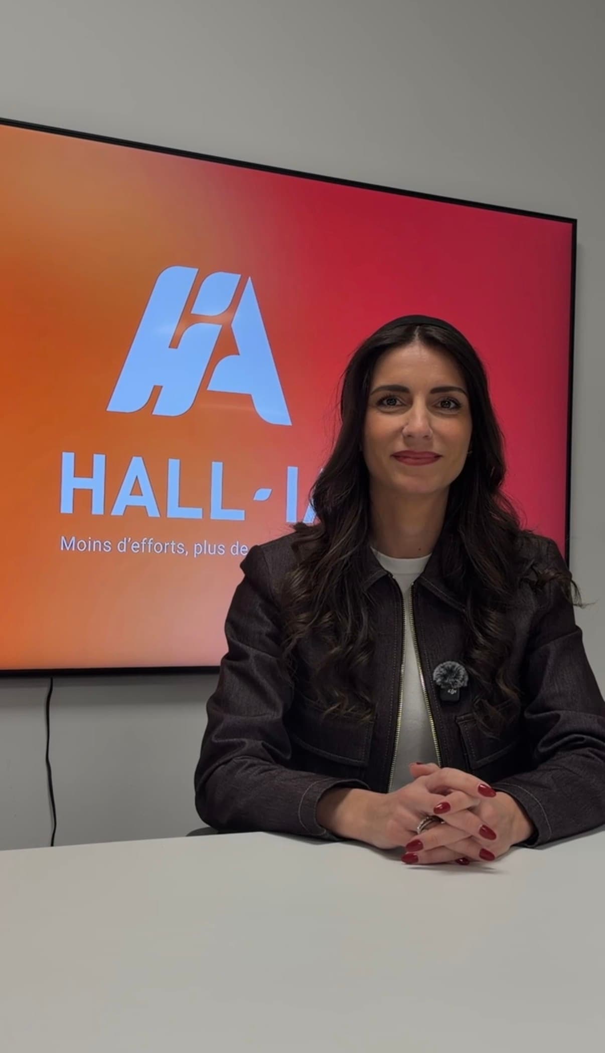 Membre de l'équipe Hall Marketing en tournage dans les locaux de l'agence
